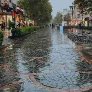 دیروز عصر میدان شهرداری رشت هوا سرد بارونی 