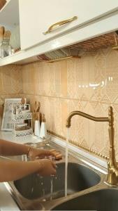 ادب مث عطریه ک هم خودت استفاده میکنی هم دیگران لذت میبرن