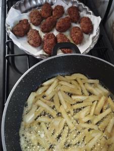 ولی آدم دلش میخواد داغ داغ کتلتا رو همشو بخوره😁😃