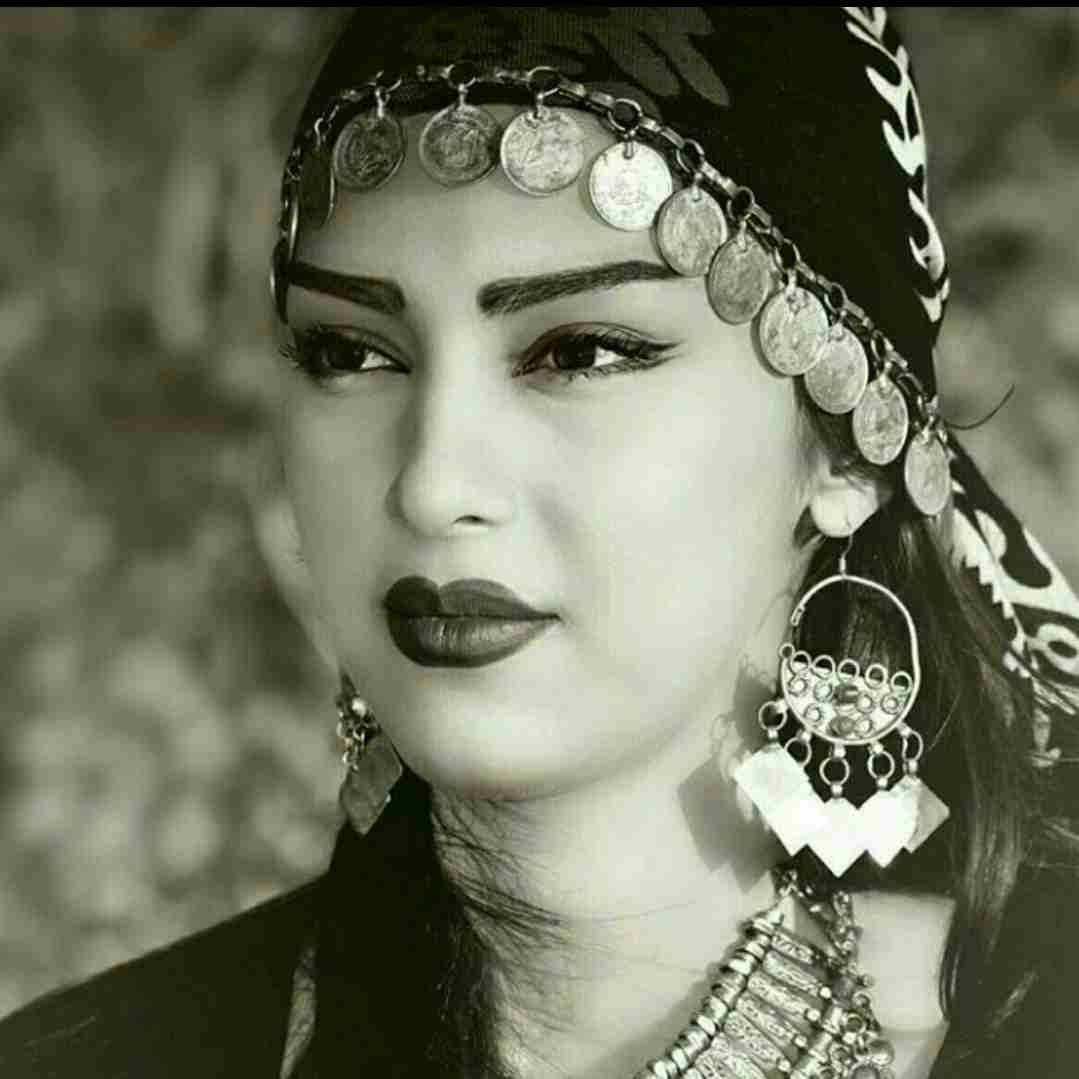 همیشه فکر می کردم معلم کسی ست که 
سر کلاس درس میدهد، امتحان میگیرد
کم و زیاد نمره می دهد و تمام
اما با گذر زمان فهمیدم معلم ها 
قدرت عجیبی دارند. آن ها میتوانند 
دید آدم ها‌ را به زندگی تغییر دهند.
فهمیدم معلم ها 
همیشه در مدرسه نیستند.
معلم میتواند همان کودکی باشد که 
تمام ناراحتی و دلخوری اش 
به چند دقیقه نرسیده تمام میشود. 
کودکی‌ که کینه به دل نمیگیرد 
و درس بخشش میدهد. معلم‌ میتواند 
همان جوانی باشد که 
برای آرزوهایش می جنگد 
و درس تلاش میدهد. معلم میتواند 
همان سالمندی باشد که به فرزندان 
