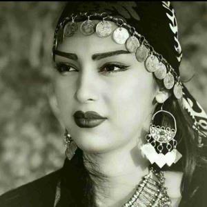 همیشه فکر می کردم معلم کسی ست که 
سر کلاس درس میدهد، امتحان میگیرد
کم و زیاد نمره می دهد و تمام
اما با گذر زمان فهمیدم معلم ها 
قدرت عجیبی دارند. آن ها میتوانند 
دید آدم ها‌ را به زندگی تغییر دهند.
فهمیدم معلم ها 
همیشه در مدرسه نیستند.
معلم میتواند همان کودکی باشد که 
تمام ناراحتی و دلخوری اش 
به چند دقیقه نرسیده تمام میشود. 
کودکی‌ که کینه به دل نمیگیرد 
و درس بخشش میدهد. معلم‌ میتواند 
همان جوانی باشد که 
برای آرزوهایش می جنگد 
و درس تلاش میدهد. معلم میتواند 
همان سالمندی باشد که به فرزندان 
