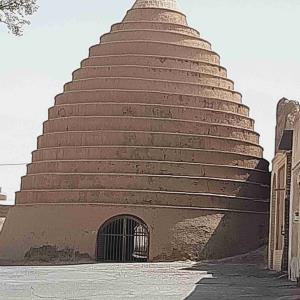 یخچال قدیمی زواره با 1000سال قدمت همچنان پابرجاست 