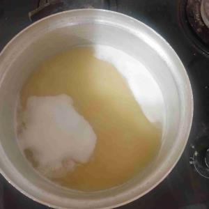 کره گاوی خریدم دارم تبدیل میکنم به روغن..خدایی مرده رنده میکنه ...از روغن صنعتی و پالم بهتره ...اینقدر خوشمزه است که نگم براتون ..بوی خوشش خونه رو برداشته😋😋😋😋