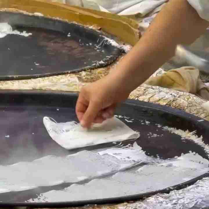 داخل بازار گیلان دارن رشته و خوشکار  دورست میکنن 