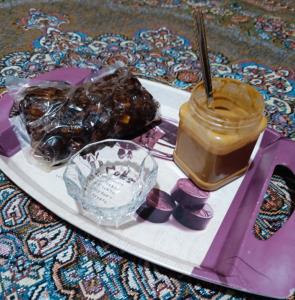 بفرمایید خرما و ارده 
