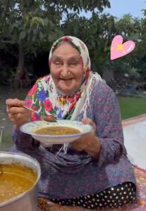تو دو دل داری..یکی درد میکشد...یکی میخند