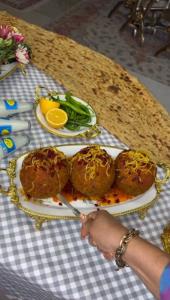 انشالله سفره هاتون بشادی پهن شه