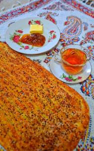 باید ایمان بیاوریم
به عطر چای و دارچین
و صدای پایی که
درخانه