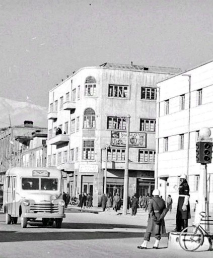 عکس جالبی از خیابان فردوسی تهران در اواخر دهه ١٣٢٠

