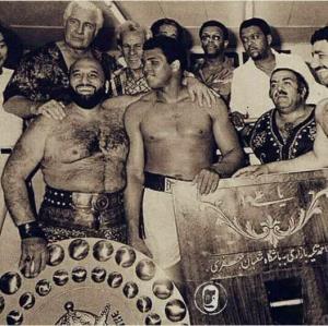 محمدعلی کلی در کنار شعبان جعفری ملقب به شعبان بی‌مخ!
