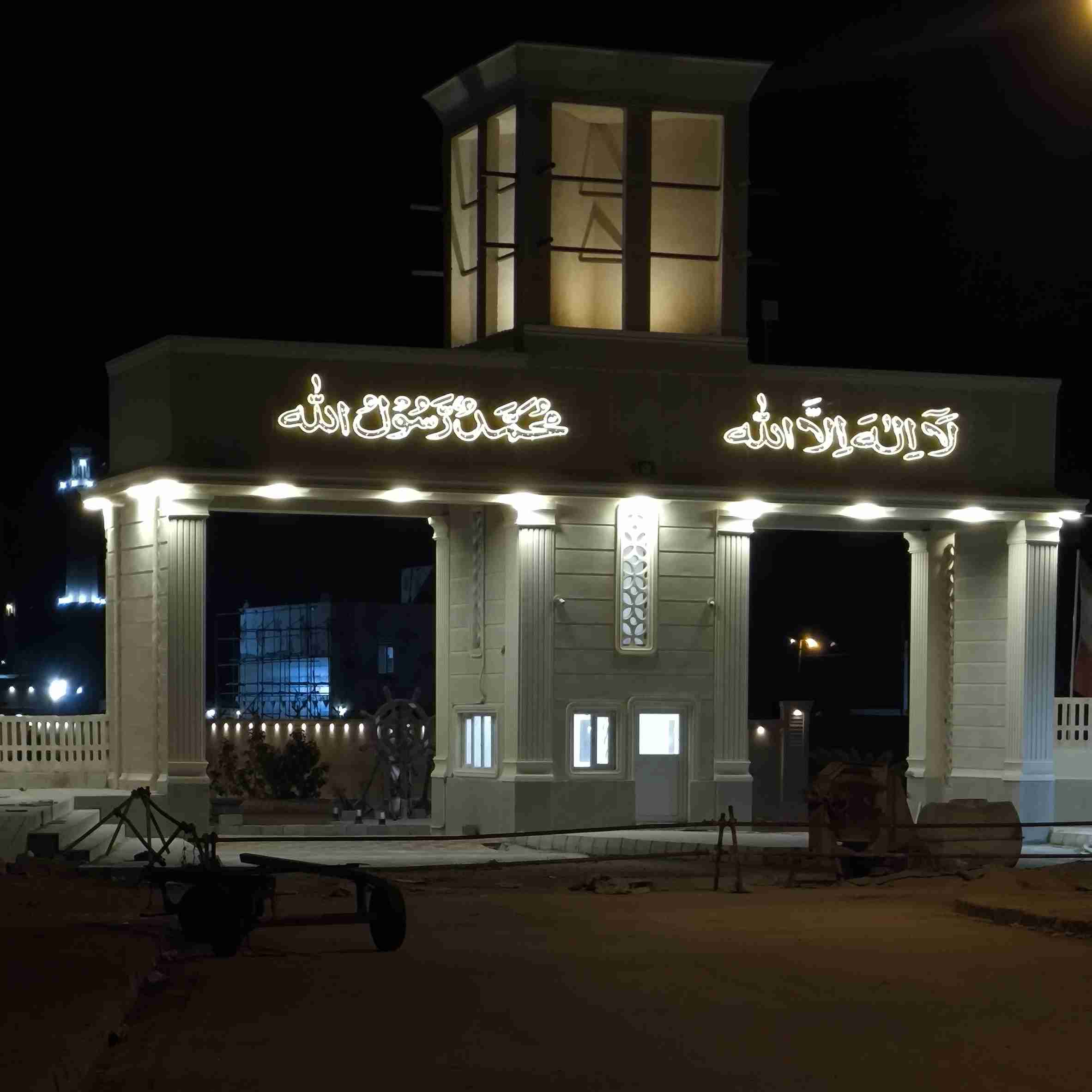 سر در ورودی اسکله صیادی بندرکنگ از نمای داخل                                      هرمزگان ایران شهر تاریخی بندرکنگ