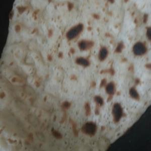 سلام😂نون داغ کنم صبحونم دیرشد برید کنار😂😌