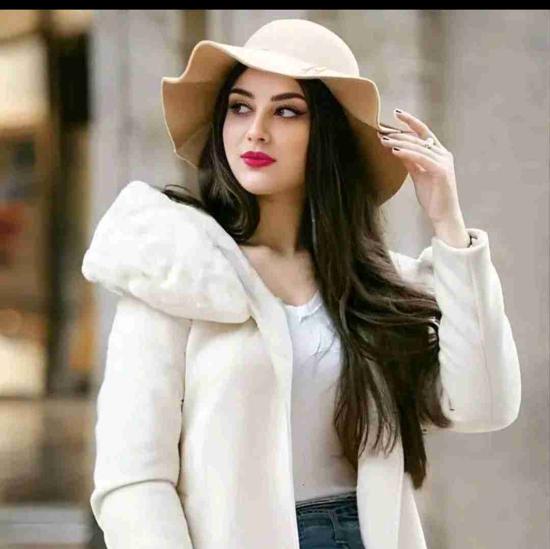 بذار باهات روراست باشم.Ｃ᭄🌸

آدم‌هایی هستن که بی‌دلیل ازت حس خوبی نمی‌گیرن، ولی در مقابل آدم‌هایی وجود دارن که بی‌دلیل ازت خوششون میاد!

تو این دنیا آدمایی وجود دارن که ازت متنفرن و با دیدن شکستات خوشحال میشن، ولی به روت نمیارن. هر کدوم از اونایی که فکر می‌کنی دوستِ توئن، پشت سر ازت دفاع نمیکنن و اندک آدمهایی میتونن دوستِ واقعیت باشن.

چه این آدم‌ها وجود داشته باشن و چه نداشته باشن، تو میتونی اونجوری که میخوای به زندگیت ادامه بدی. 

این چیزها رو قبول کن چون زندگی برات بهتر پیش می‌ره وقتی از آدم‌