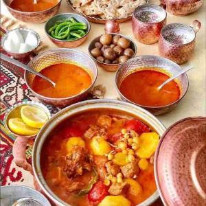جاتون حسابی خالی هست     امشب شام  آبگوشت داریم  چه آبگوشتی  