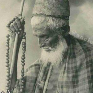 گبری را گفتند مسلمان شو! گفت اگر مسلمانی آن است که بایزید دارد مرا تابِ آن نیست و اگر آن است که دیگران دارند، آرزوی آن ندارم...

تذکره الاولیا
👤عطار نیشابوری

