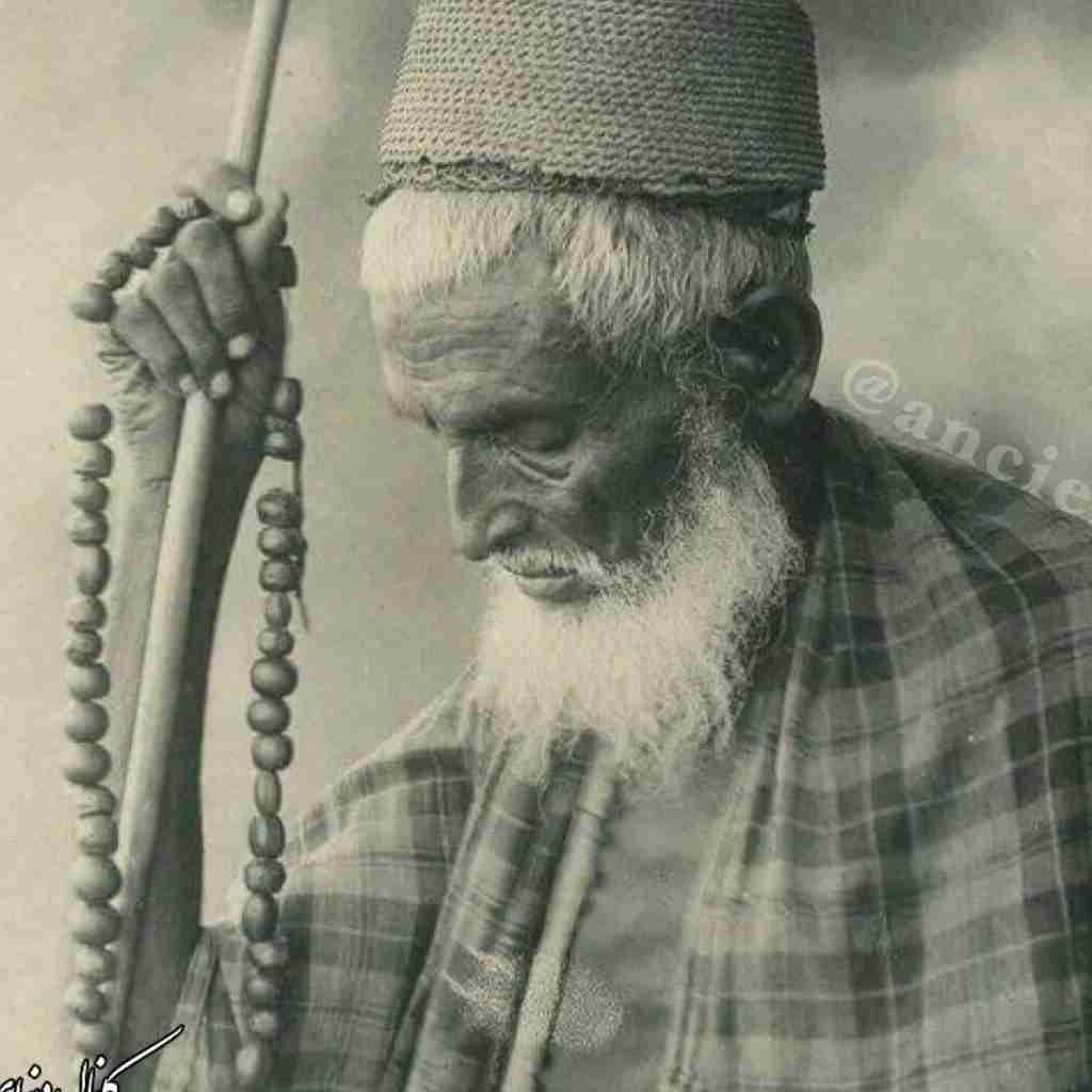 گبری را گفتند مسلمان شو! گفت اگر مسلمانی آن است که بایزید دارد مرا تابِ آن نیست و اگر آن است که دیگران دارند، آرزوی آن ندارم...

تذکره الاولیا
👤عطار نیشابوری


