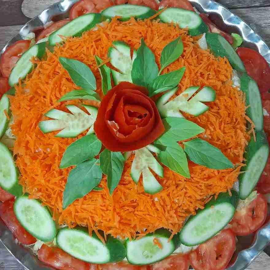 بفرمایید سالاد کاهو .
