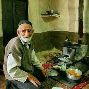 خبرنگار از پیرمردی که ۱۲۰ سال عمر کرده بود راز طول عمرش را پرسید :
پیرمرد پاسخ داد ، من با کسی بحث نمیکنم و حرص نمیخورم !
خبرنگار پرسید : مگر می شود؟
پیرمرد گفت : حق با شماست ، نمیشه !
#قابل_تامل
