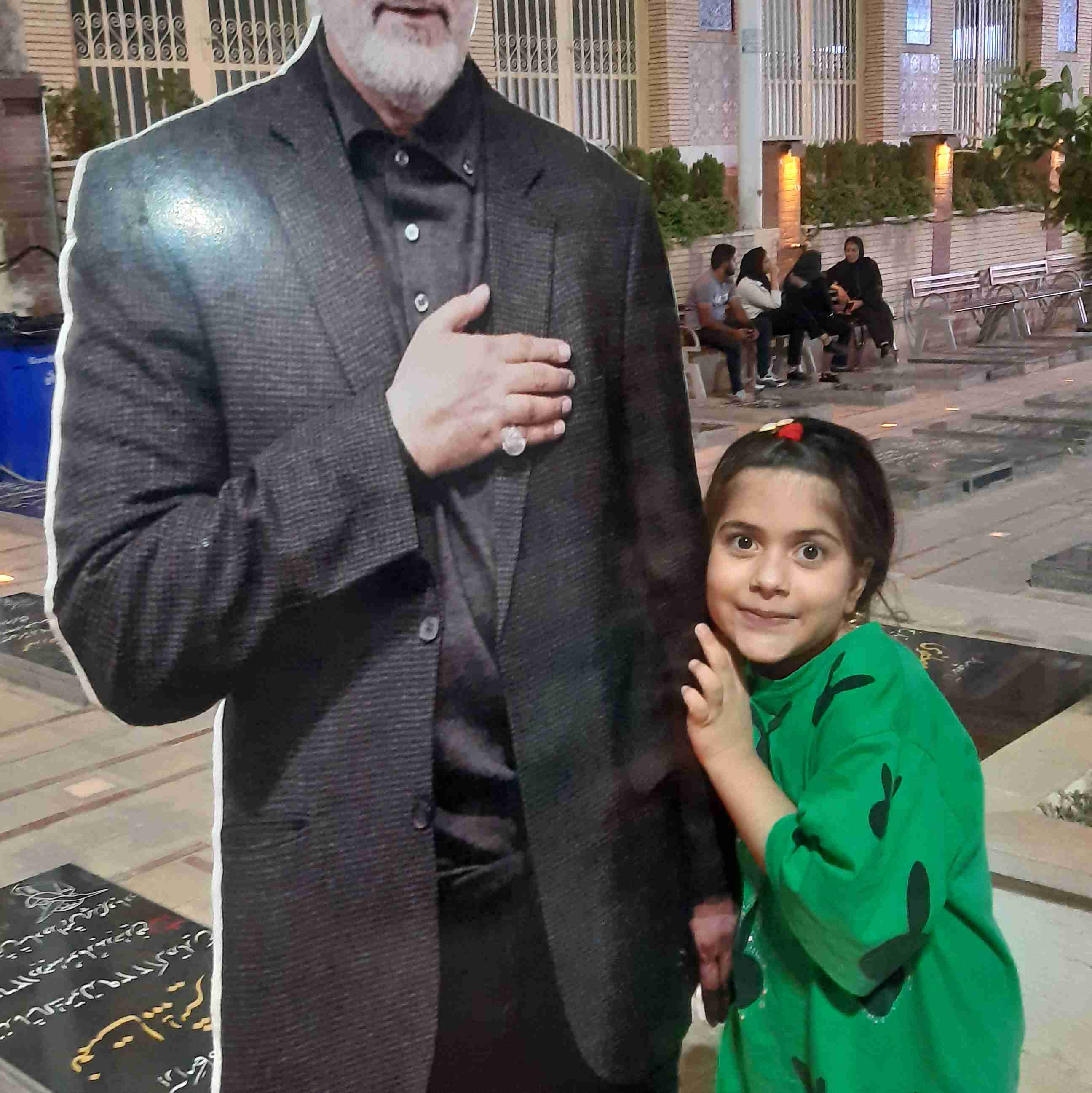 سلام من و مهرا دخترم   گلزار شهدای کرمان  مزار حاج قاسم    بزرگ مرد جهان اسلام 