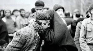 *‏حرف برای گفتن 
زیاد بود و وقت کم
بوسیدمت…💔
شادی روح شهدا،
