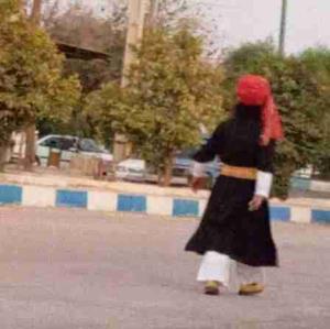 راج کاپور در حال قدم‌ زدن در خیابان...😑