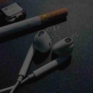 میاد توی سرم،کُلی درد،
 وقتی میبندم چشامو :)