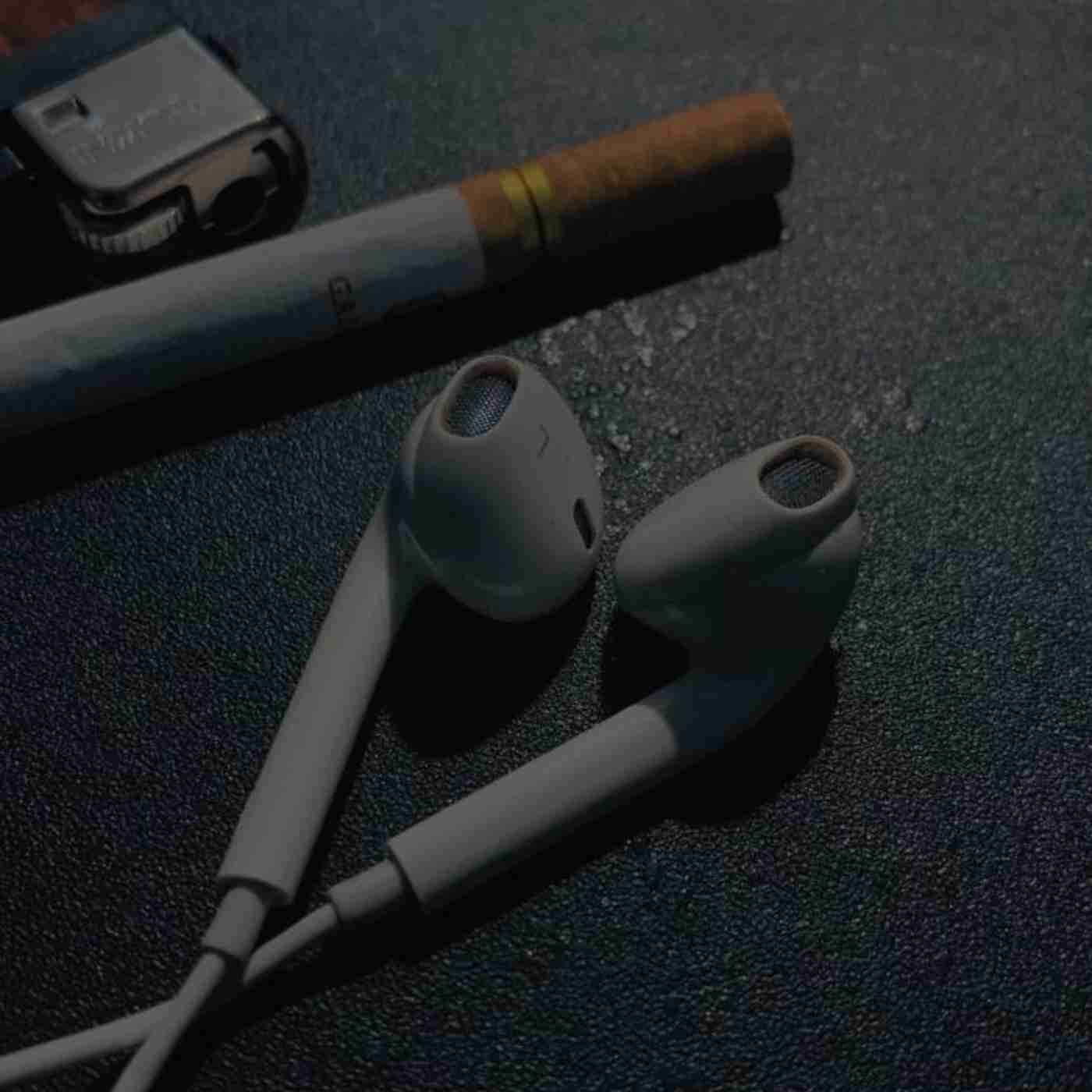 میاد توی سرم،کُلی درد،
 وقتی میبندم چشامو :)