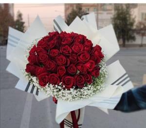 این گل رو به کی تقدیم میکنی 