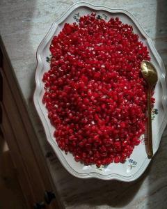 نارنگی رو که همه پوست میگیرن، یکیو پیدا کن برات انار دون کنه