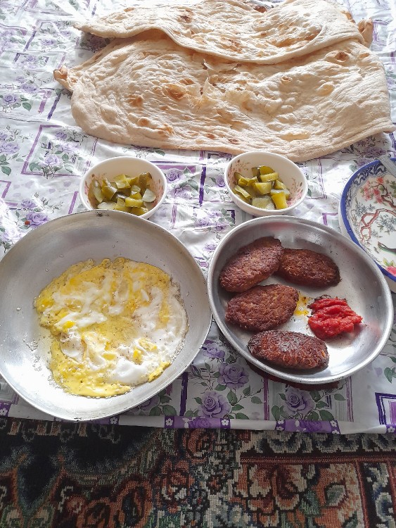 ناهار گل پسرام ی غذای سر دستی وراحت🤦‍♀️😂😂