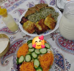 بفرمایید ناهار گوجه هم نداشتم نگین گوجه سالاد کو 😁😐اینم 