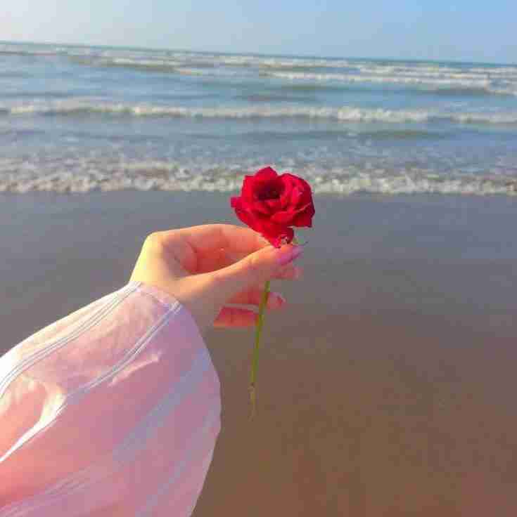 تــو
هر صُبح
با بوسه بیدارم کن
بگذار "عشق" هر روزِ خدا
در این خانه‌ را بزند ...🤍💋