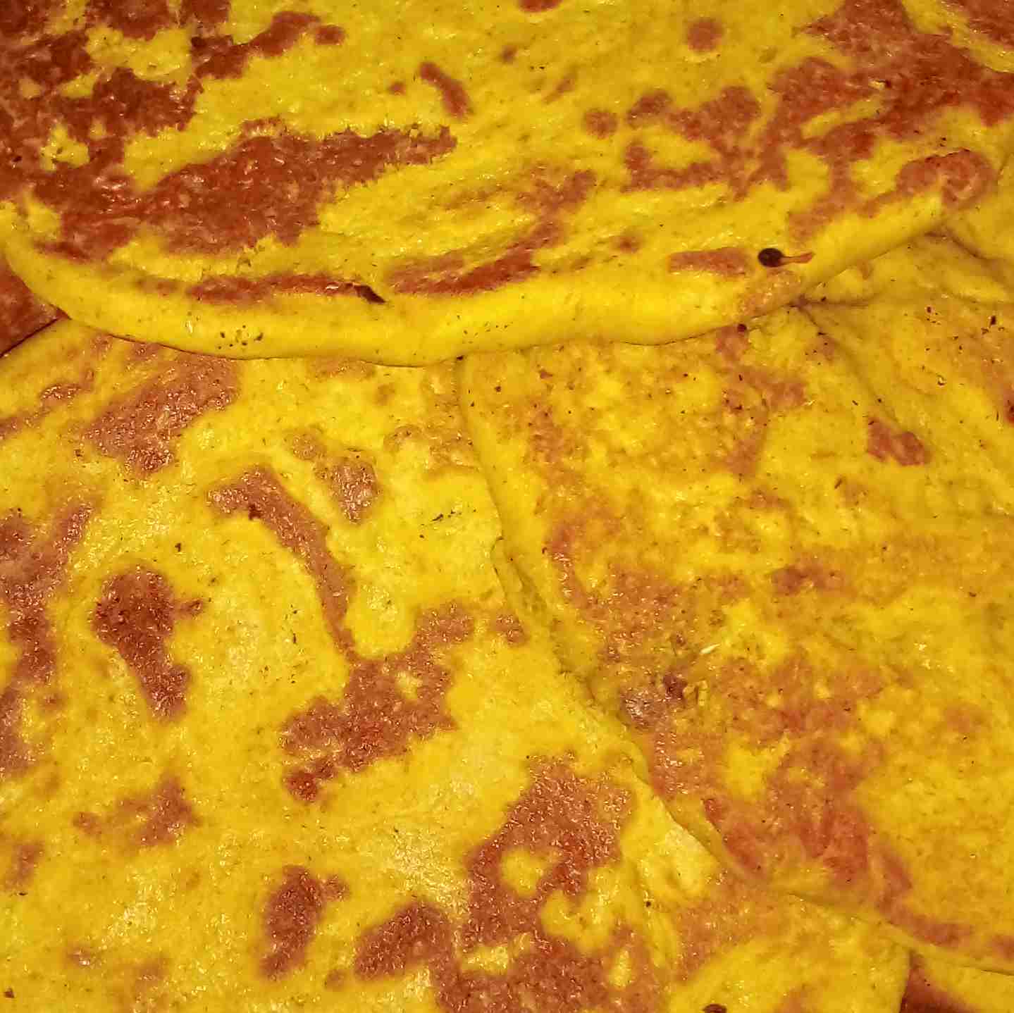 نوش شیرین ارد و باشیر و شکر پودر هل و جوش شیرین نمک زردچوبه قاط کردم رو تابه چرپ زدم 🥰🥰😂😂