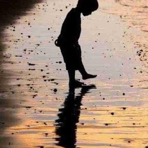 بیشتر از سنتون بفهمین؛ 
اما جلوتـــــــر از سنتون زندگی نکنید...
یه روز حسرتـــــــ کودکی، 
نوجوانی و جوانیِ زندگی‌ِ 
نکرده‌تــــــــون رو می‌خــــــورید!..🌱
