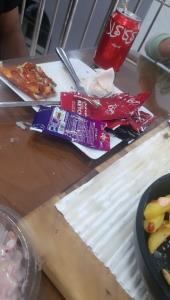 معلوم نیست پیتزا را باسس خورده یا سس را با پیتزا🤣