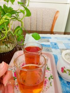 پری بده بره ☕🫖😁🥂گفتم ک .برات بریزم میزجلووو جات خالیه ☕😍