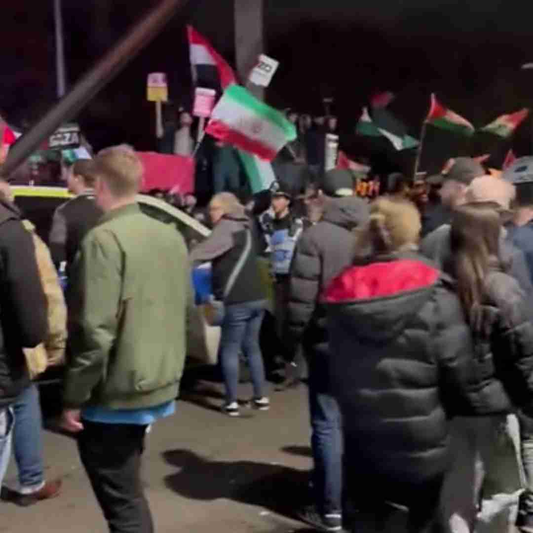 پرچم ایران در دست انگلیسیها در بازی وستهام و مکتبی در انگلیس ضد صهژونیستها