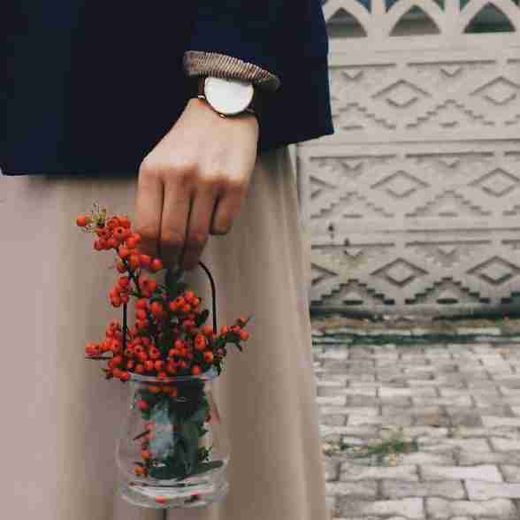 چشمانت جهان دیگریست
و جهانم سرزمین دستان توست
می خواهم بگویم 
همیشه یک نفر
پشت شلوغی خیالت هست
که مدام دوستت دارد
و دلتنگ توست ...

