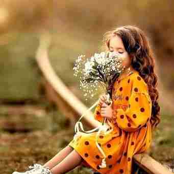 اگر یکی بهت بگه تو آدم خوبی هستی،، شروع میکنی به احساس خوب داشتن .🔖اگر کسی فکر کنه تو آدم بدی هستی،، شروع میکنی به احساس بد داشتن ، این یعنی روان گردانی از طریق دیگران .🔖 هویت تو به دیگران بستگی داره 🔖 داری روح و روانت رو با نظر دیگران مدیریت میکنی.🔖 با دیگران زندگی کنیم ،، اما خودمون رو فرسوده نظراتشون نکنیم 🔖آنچه دیگران در مورد ما میگن،، بازتابی هست از ذهن وشخصیت خودشون،، نه از ما.🔖 بیایید به خودمون نگاه کنیم ،، نه به بازتاب ها 