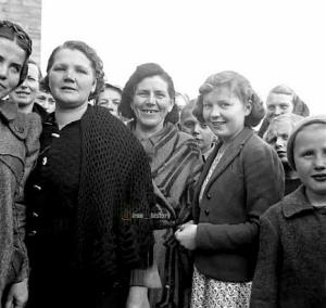 زنان لهستانی در اردوگاهی در تهران در زمان جنگ جهانی دوم




