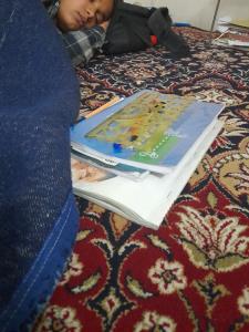 تو چرا حالا ب درسای من کمک نمی کنی تو ماشاءالله ششم شدی..برو