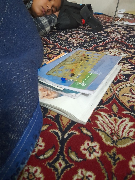 تو چرا حالا ب درسای من کمک نمی کنی تو ماشاءالله ششم شدی..برو