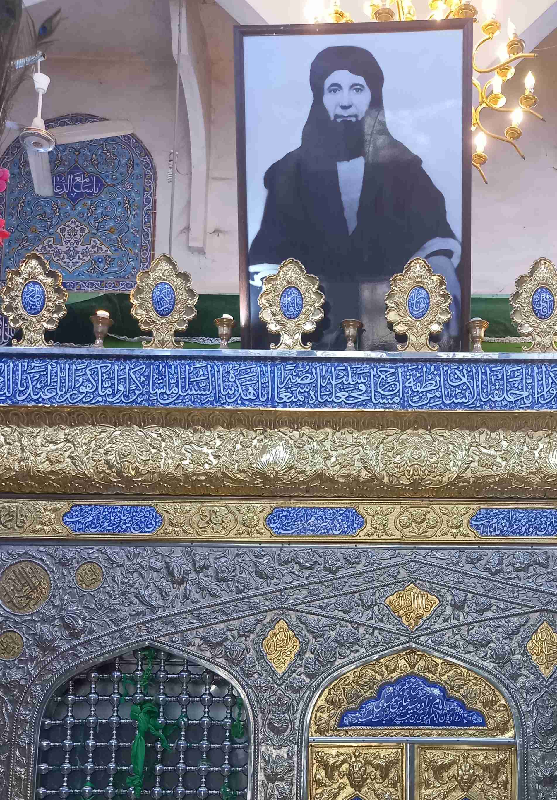 اینجا مرقد سید عباس درخوزستان است خیلی از خوزستانی ها به اسم ایشان قسم میخوریم و خیلی حاجت میده انشالله به بزرگی ایشان هر کسی مشکلی داره حاجتش بده الهی آمین 