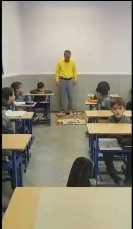 معلم اذانوشنید،فوری وضو گرفت و نماز خوند