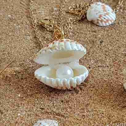 ♨️آدم‌ها خیال می‌کنند با عریانیِ تن آزاد می‌شوند. غافل از اینکه بندهای اسارت همیشه در ذهن است، نه بر تن. آنان که برای دیده شدن لباس از تن درمی‌آورند، تنها فقر درونشان را آشکارتر می‌کنند
✔️ داستایوفسکی( نویسنده مشهور و تاثیرگذار روسی)