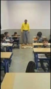 معلم اذانوشنید،فوری وضو گرفت و نماز خوند