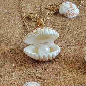 ♨️آدم‌ها خیال می‌کنند با عریانیِ تن آزاد می‌شوند. غافل از اینکه بندهای اسارت همیشه در ذهن است، نه بر تن. آنان که برای دیده شدن لباس از تن درمی‌آورند، تنها فقر درونشان را آشکارتر می‌کنند
✔️ داستایوفسکی( نویسنده مشهور و تاثیرگذار روسی)