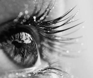 بِهِم نَگُو اَز ما گُذَشتِه دیگِه دیرِه