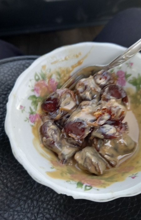 هیچی بهتر از خرما و ارده نیست 😅😅بفرمایید 