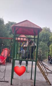 بچه ها رو آوردم پارک اینها بازیشون بکنن خودم هم امروز فرصت 